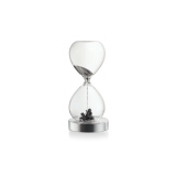 Glasklare Sanduhr mit feinem Pulver und metallicfarbenem Sockel.