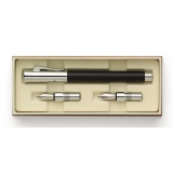 Kalligrafie-Set mit einem schlanken Schreibgerät und zwei austauschbaren Federn in dekorativer Box.