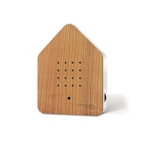 Lautsprecher in Hausform mit Holzfront und mehreren kleinen Löchern für Lautsprechergrill.