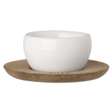 Eierbecher aus weißem Material mit Unterteller aus Akazienholz.