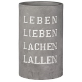 Zylindrischer Weinkühler aus Beton mit eingravierten Worten: Leben, Lieben, Lachen, Lallen.