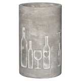 Heller Weinkühler aus Beton mit eingravierten Silhouetten von Flaschen und einem Weinglas.
