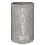 Grauer Beton-Weinkühler mit aufgedrucktem Schriftzug "LÄUFT".