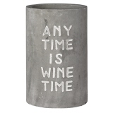 Grauer, zylindrischer Weinkühler aus Beton mit geprägt Schriftzug "ANY TIME IS WINE TIME".