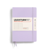 Lilafarbenes Notizbuch im DIN A5 Format mit Hardcover und punktkarierten Seiten.