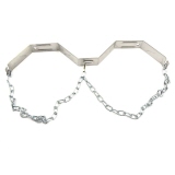 Edelstahl Flaschenhalter mit Kette für sicheren Halt von Flaschen.