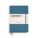 Blaue Hardcover-Ausgabe eines punktkarierten Notizbuchs im DIN B5-Format mit Gummibandverschluss.
