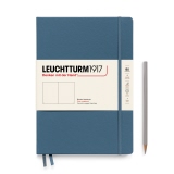 Blaues B5 Notizbuch mit Hardcover und dekorativem Etikett, neben einem Stift platziert.