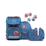 Blauer Schulranzen mit Punkten und Aufnähern, ergänzt durch ein Set aus mehreren Zubehörteilen.