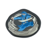 Wechselbare Schulranzenapplikation mit ninja-artigem Motiv in blau und grau.