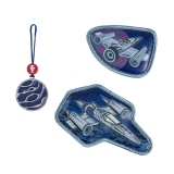 Drei reflektierende Schulranzen-Motive in Form eines Raumschiffs und eines Planeten.