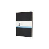 Schwarzes Moleskine Notizheft Cahier XL mit einem weißen Etikett auf der Vorderseite.