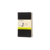Schwarzes Moleskine Cahier Notizheft mit sichtbarem Etikett auf weißem Hintergrund.