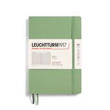 Liniertes Notizbuch in salbeigrüner Farbe mit Etikett und Gummiband, im Format DIN A5.