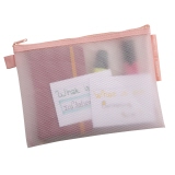 Transparenter Pastell-Kleinkrambeutel mit Inhalt wie Notizen und Flüssigkeiten.