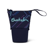 Schlampermäppchen in lila mit geometrischem Muster und Logo, aufrecht stehend.