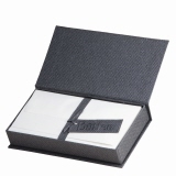 Schwarze Kassette mit Büttenpapierkarten und Umschlägen in DIN lang Format.