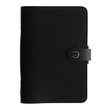 Schwarzer Leder-Organizer im Format Personal mit Druckknopfverschluss und schlichter Optik.