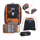 Schulranzen in Schwarz und Orange mit Zubehör, Laptoptasche und Stiften auf hellem Hintergrund.