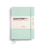 Mintgrünes Notizbuch im DIN A5-Format mit band und Etikett, zeigt die Vorderansicht.