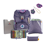 Schulranzen in lila mit Zubehör, darunter Stiftschneider, Federmappe und Beutel.