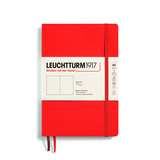 Rotes A5 Softcover-Notizbuch mit Etikett und zwei Lesezeichen in einer produktbezogenen Ansicht.