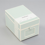 Dekorative Fotobox in mintgrün mit cremeweißer Kante und beschriftbarem Einschubfenster.