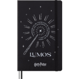 Schwarzes Notizbuch mit lumineszentem Einband und Zauberstab-Motiv, das den Text "LUMOS" zeigt.