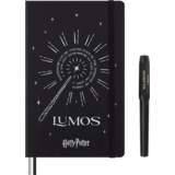 Schwarzes Notizbuch mit leuchtendem Einband und Kaweco Gelroller, inspiriert von Harry Potter.