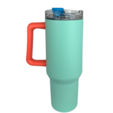 Hellgrüner Thermobecher mit orangefarbenem Griff und auslaufsicherem Deckel.