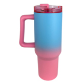 Rosa-blauer Thermobecher mit auslaufsicherem Deckel und seitlichem Griff.