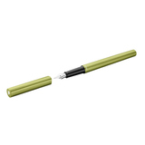 Grüner Füllfederhalter mit abnehmbarem Deckel und ohne Clip.