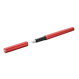 Roten Füllfederhalter ohne Clip mit geschützter Feder, teilweise zerlegt.