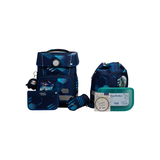 Schulranzen mit Zubehör in sportlichem Design und unterschiedlichen Fächern für Schulbedarf.