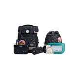 Schulranzen mit Pony-Motiv, Zubehör und Brotdose auf dunklem, gepunktetem Hintergrund.