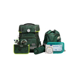 Grüner Schulranzen mit Dinosaurier-Motiv und passendem Zubehör auf weißem Hintergrund.