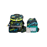 Schulranzen in Ranzenform mit Rennwagen-Muster, inklusive Turnbeutel und Zubehör.