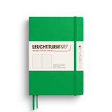 Punktkariertes Notizbuch in Spring Leaf mit elastischem Verschluss und Inhaltsverzeichnis.