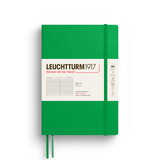 Liniert, grünes Softcover-Notizbuch im DIN A5 Format mit Gummiband und zwei Lesezeichen.