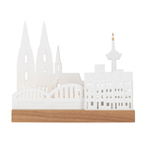 Teelichthalter aus Porzellan in Form der Köln-Stadtsilhouette mit Holzsockel.