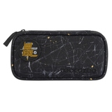 Schwarzes Schlampermäppchen mit goldenem Muster und Logo auf der Vorderseite.