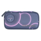 Schlampermäppchen in Blau mit lila Kreisen und Logo-Aufdruck auf der Vorderseite.