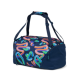 Sporttasche in visuellen bunten Formen, mit zwei Tragegriffen und verstellbarem Schultergurt.