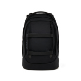 Schwarzer Schulrucksack mit zwei Frontriemen und wasserabweisendem Material, Frontalansicht.