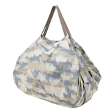 Beige Tragetasche mit graublauem Muster und zwei Henkel in seitlicher Ansicht.