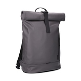 Grauer Rolltop-Rucksack mit seitlichem Reißverschluss und gepolsterten Schulterriemen.