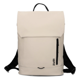 Wasserfester Rucksack in sandfarben mit Klappe und seitlichem Reißverschluss.