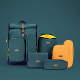 Schulranzen in zwei Farben mit Zubehör, inkl. Brotdose und Regencover auf farbigem Hintergrund.