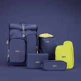 Schulranzen und Zubehör in Blau und Gelb auf einem einfarbigen Hintergrund angeordnet.