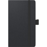 Schwarzer Taschenkalender im DIN A6 Format mit Gummibandverschluss und seitlicher Lasche.